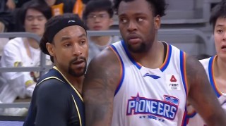 leyu-朱芳雨赌错了！广东后场“新力量”被狠狠压制，险些坑惨杜锋！