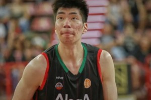 乐鱼体育官网-这场有点铁！余嘉豪5中1得8分，错失多个机会，造杀伤能力是真强