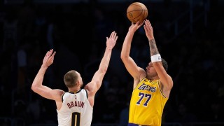 乐鱼体育-中投绝杀，东契奇26中10砍下30分11板13助三双数据，正负值-4