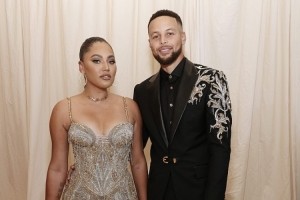 乐鱼体育官网-有点尬！阿耶莎：库里第一次在和我表白是在我们全家看电影时